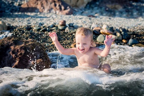 Chłopiec szczęśliwego malucha na morzu — Zdjęcie stockowe