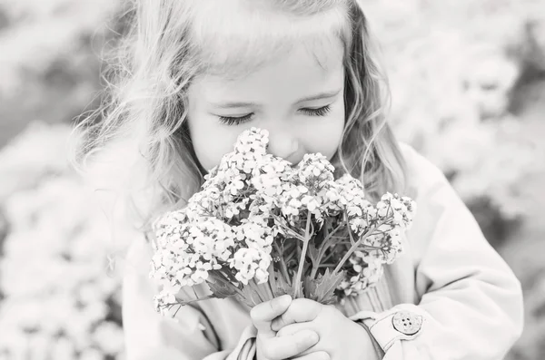 Очаровательная маленькая девочка с букетом — стоковое фото