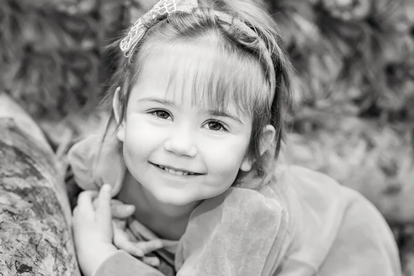 可爱微笑的小女孩 — 图库照片