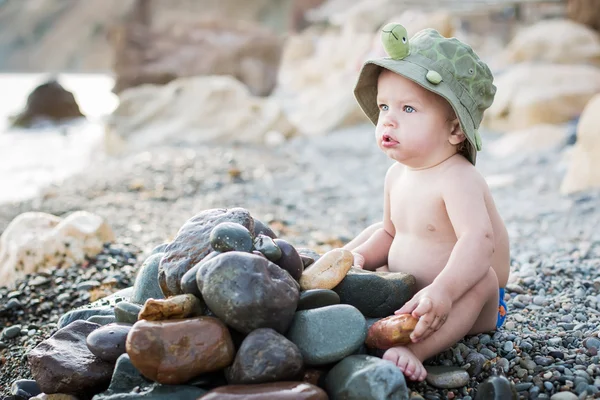 Cute toddler on the beach — Stock Photo, Image