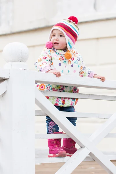 Glücklich süße kleine Mädchen für einen Spaziergang — Stockfoto