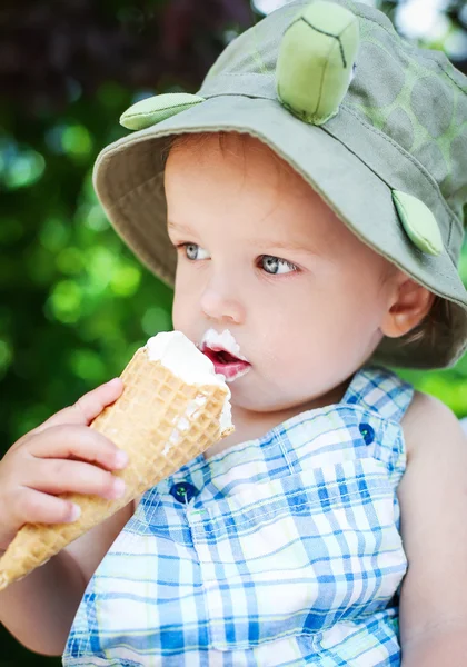 Милый мальчик-малыш ест мороженое — стоковое фото