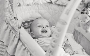 mutlu bebek beşiğinde yatan