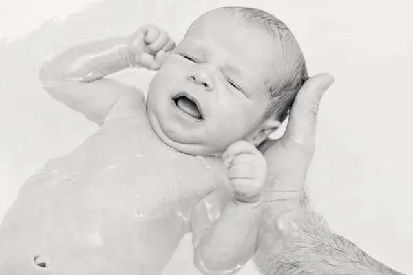 Первый купающийся новорожденный — стоковое фото
