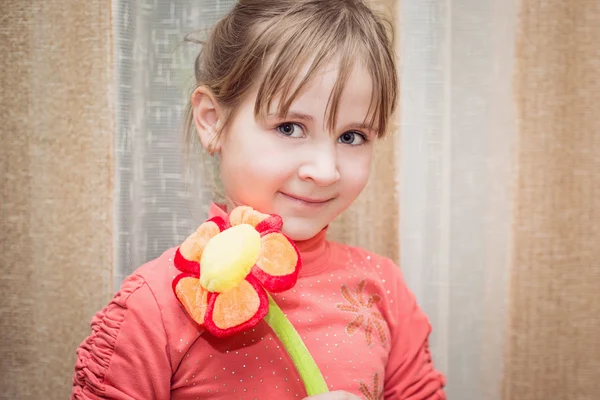 Счастливая веселая маленькая девочка — стоковое фото