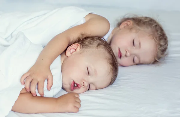 Charming little brother and sister asleep — Stock Photo, Image