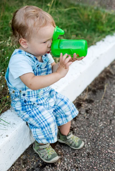 可爱的蹒跚学步的男孩喝水 — 图库照片