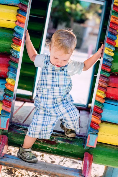 Desciende niño en el patio de recreo — Foto de Stock