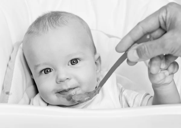 Bonito comendo bebê menino — Fotografia de Stock