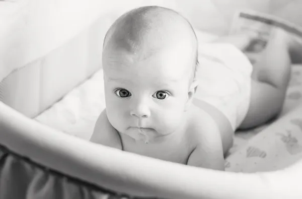 Bebê espreitando para fora do berço — Fotografia de Stock