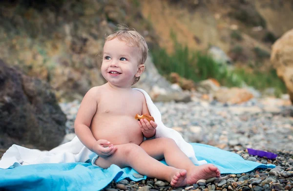 Happy toddler sitting on the beach — Stock Photo, Image
