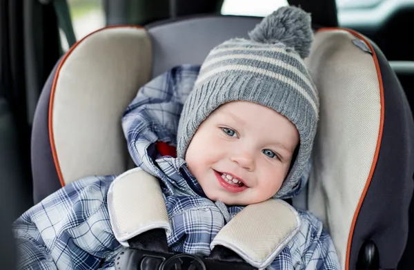 Portret szczęśliwy toddler chłopiec — Zdjęcie stockowe