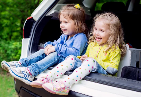 Arabada mutlu çocuk