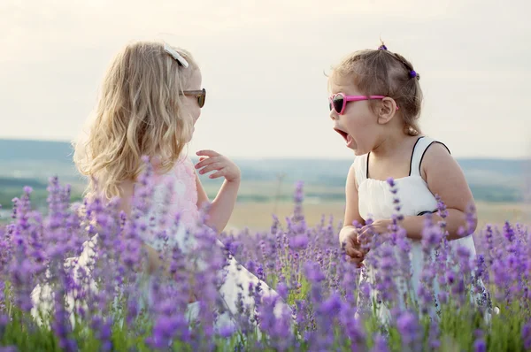 Zwei lustige kleine Mädchen spielen — Stockfoto