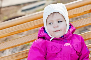  bankta oturan yürümeye başlayan çocuk kız