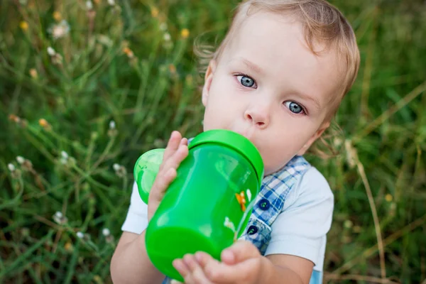 かわいい幼児男の子を飲む — ストック写真