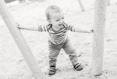 mutlu yürümeye başlayan çocuk portresi