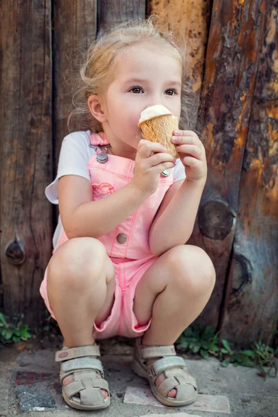 Petite fille manger de la crème glacée — Photo