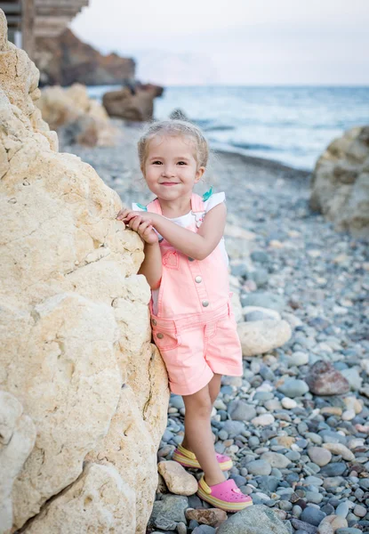 在海滩上快乐的小女孩 — 图库照片