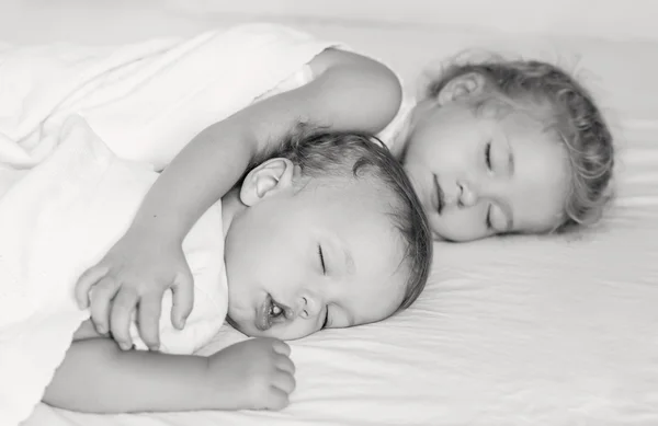 Charmante kleine broer en zus in slaap — Stockfoto