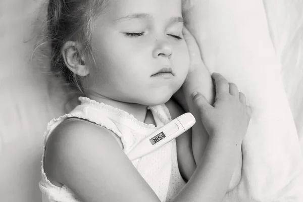 Sick little girl in bed — Stock Photo, Image