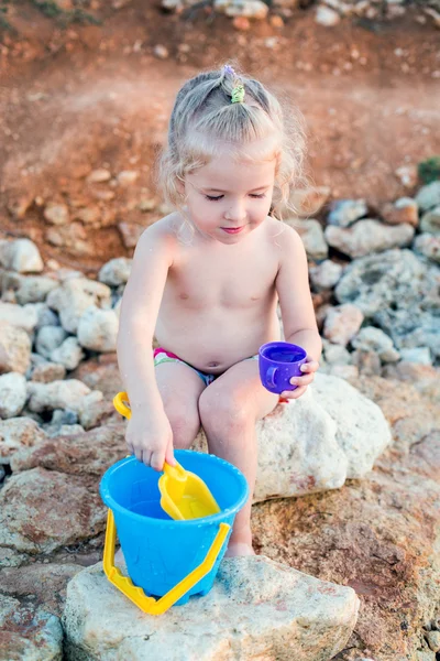 Mała dziewczynka bawiąca się na plaży — Zdjęcie stockowe