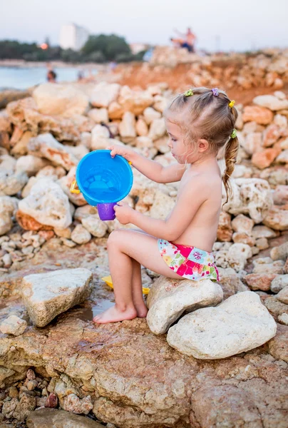 Petite fille jouant sur la plage — Photo