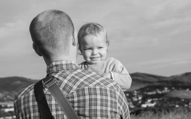 Toddler chłopiec na ramieniu ojca