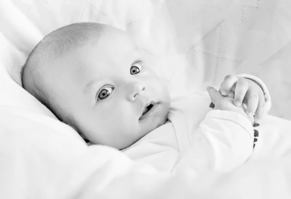 Schattige pasgeboren baby glimlachen — Stockfoto