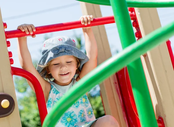 Счастливая девочка на детской площадке — стоковое фото