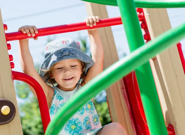 Ragazza felice al parco giochi — Foto Stock