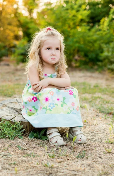 Carina bambina per una passeggiata sconvolto — Foto Stock