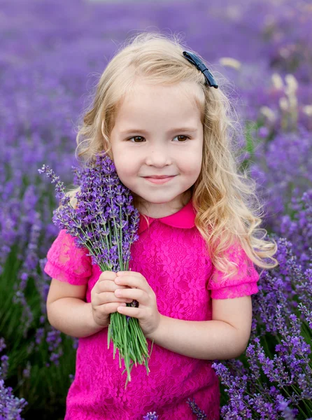 Cute little girl holding a bouquet — Stock Photo, Image