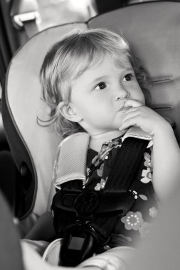 Şirin Bebek parmağını emmek 