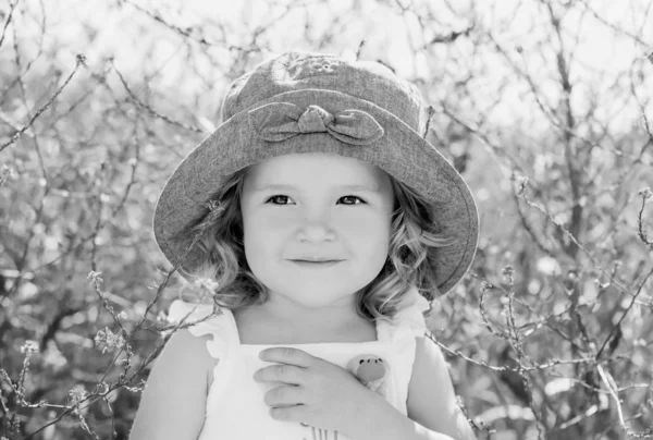 Menina criança feliz em campo de estupro — Fotografia de Stock