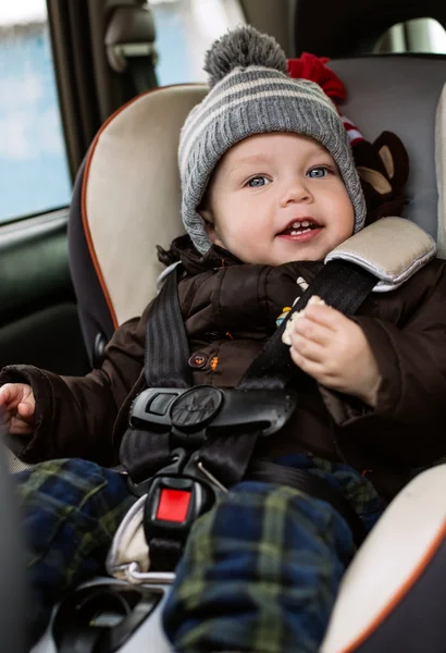 Niño pequeño en el asiento del coche — Foto de Stock