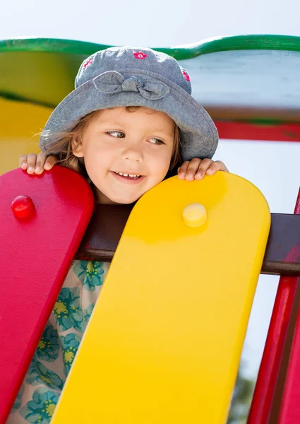 Ragazza felice al parco giochi — Foto Stock