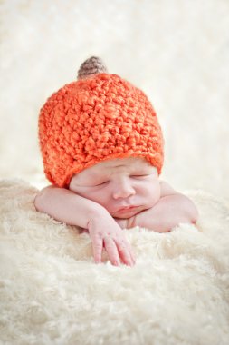 tatlı uyuyan bebek