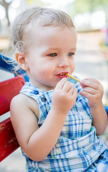 Peuter eten zoete stro — Stockfoto