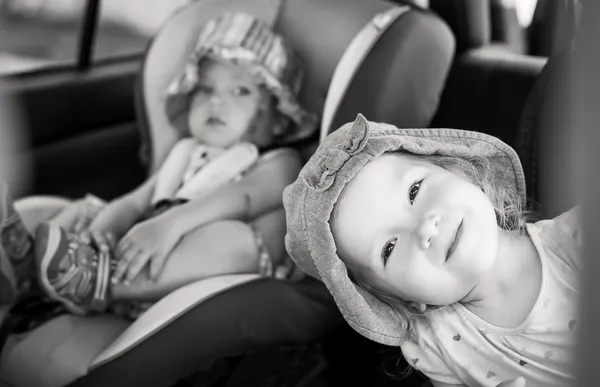 Crianças brincalhões no carro — Fotografia de Stock