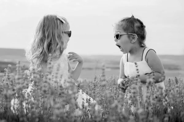 Deux petites filles drôles jouent — Photo