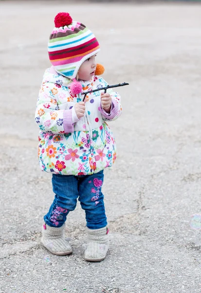Toddler fata joc pe o plimbare — Fotografie, imagine de stoc