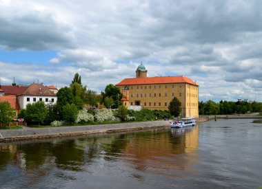 kale ve su yansımalar
