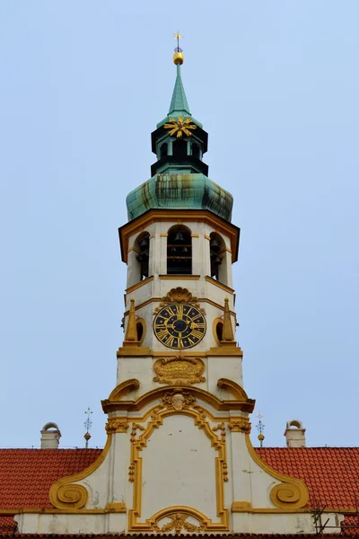 Bell tower en klok — Stockfoto