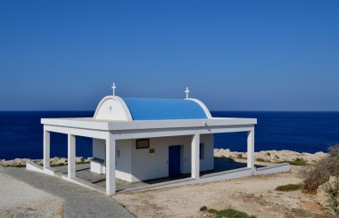 mavi ve beyaz kilise ile deniz