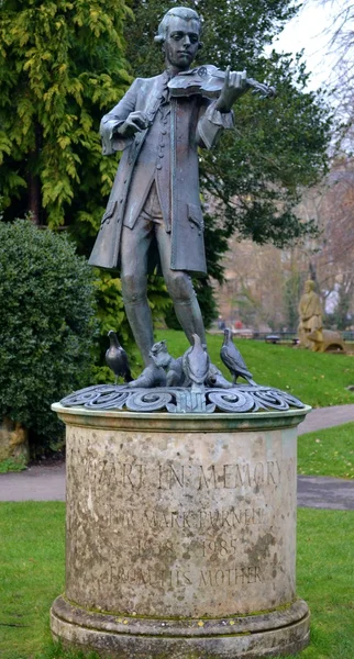 Estátua de um parque — Fotografia de Stock