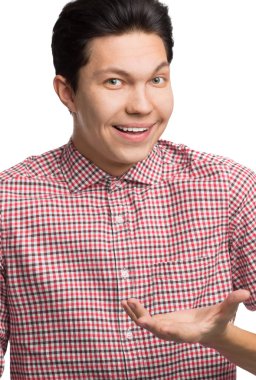 gülümseyen adam bir soru ya da cevap. Beyaz arka plan.