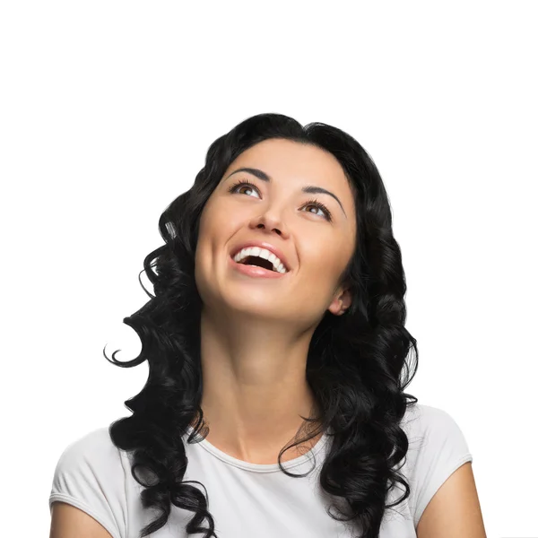 Pensamentos felizes - Retrato de uma jovem mulher sorridente encantadora com cabelo preto encaracolado olhando para cima — Fotografia de Stock