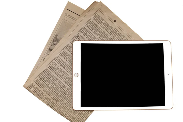Lire des nouvelles sur une tablette ou un journal. Tablette et journal. — Photo
