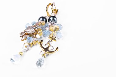 Kadın mücevherleri: çok renkli taşlı küpeler, yakın çekim..